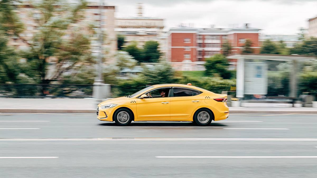 Пьяная девушка выпрыгнула из такси на ходу в помойку, отказавшись платить