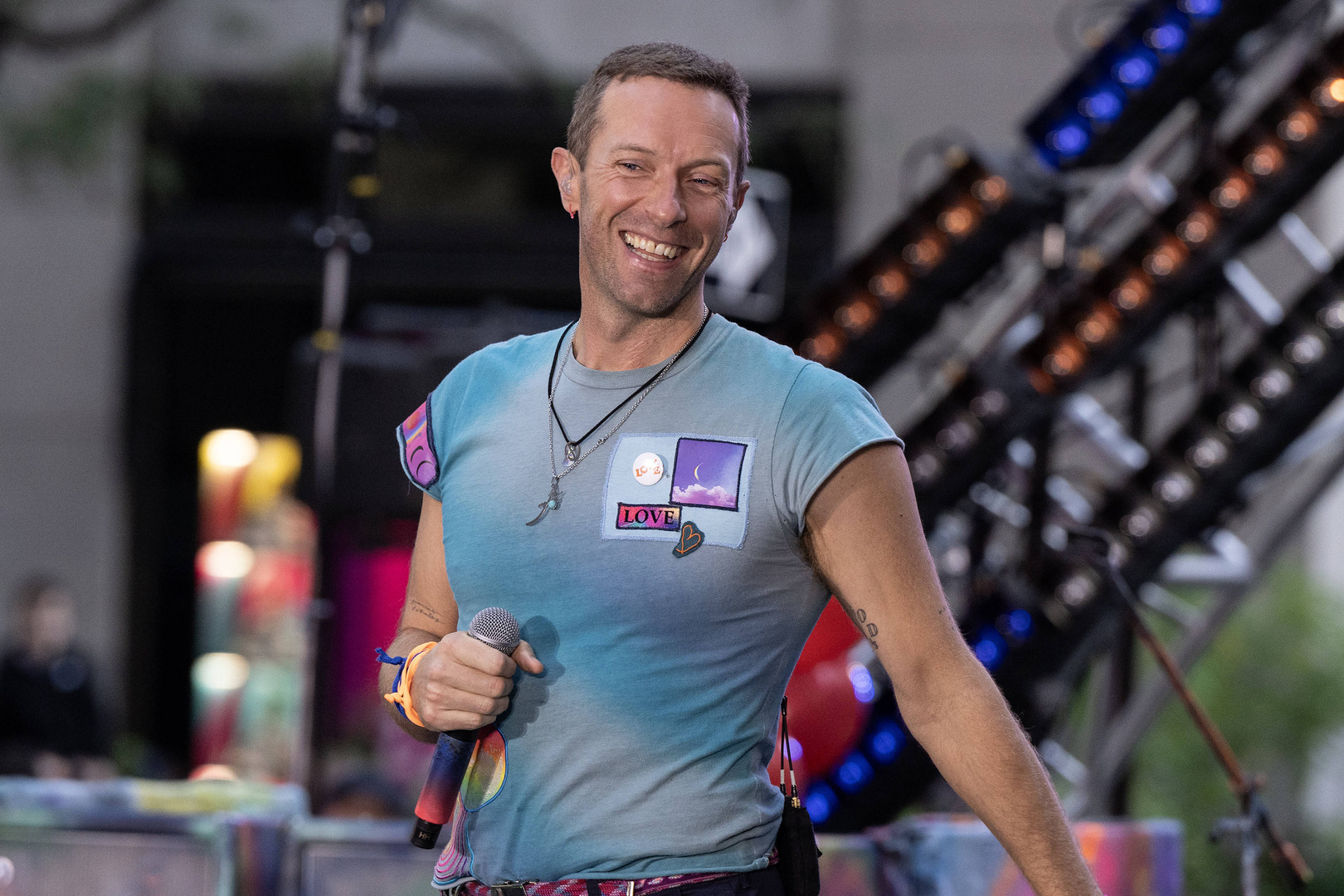 47-летний солист группы Coldplay Крис Мартин провалился в люк во время концерта