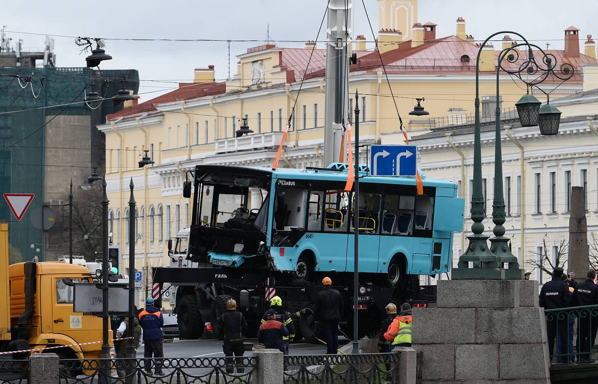 Единственный выживший при падении автобуса в Мойку пассажир рассказал об аварии