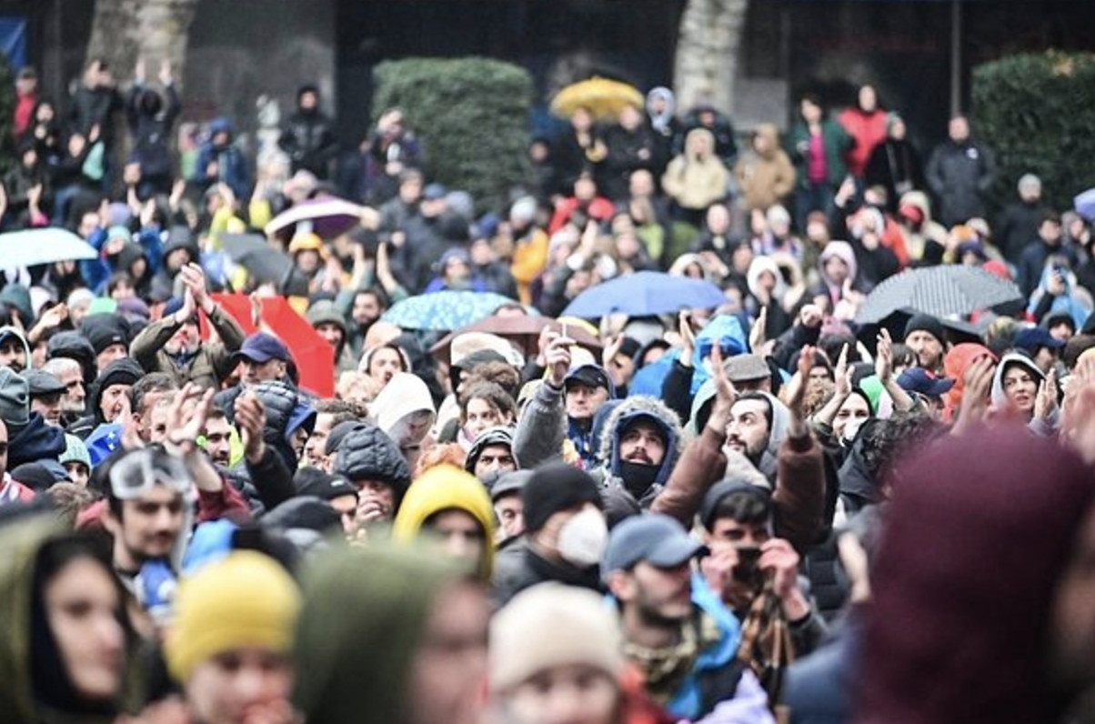 В Грузии во время акции протеста пострадал сотрудник МВД