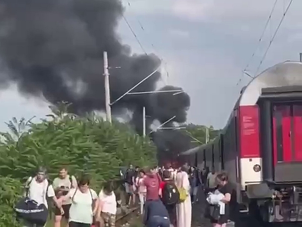 Поезд загорелся после столкновения с автобусом в Словакии