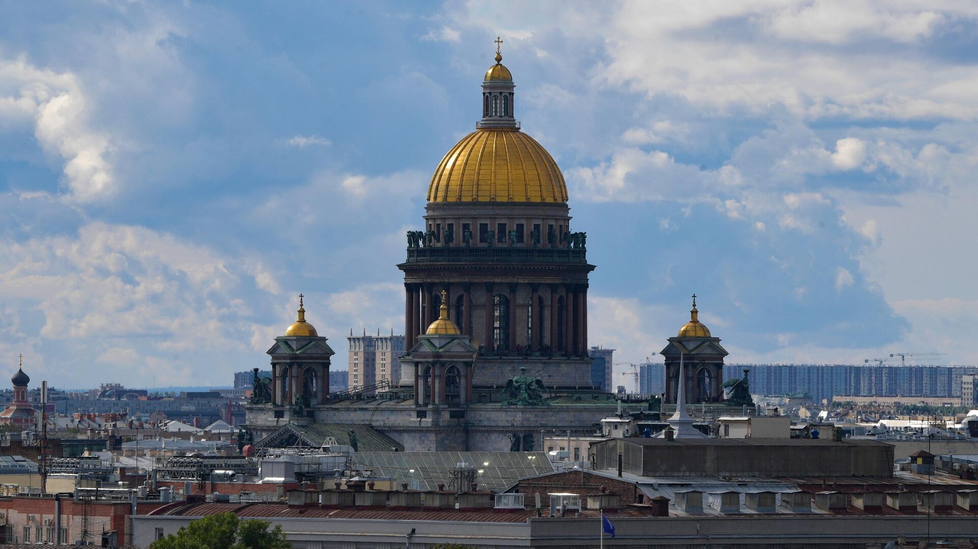 В Петербурге из-под земли забил фонтан высотой с 12-этажный дом