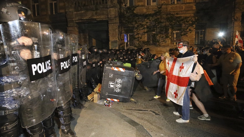 Спецназ начал разгон митинга в Тбилиси