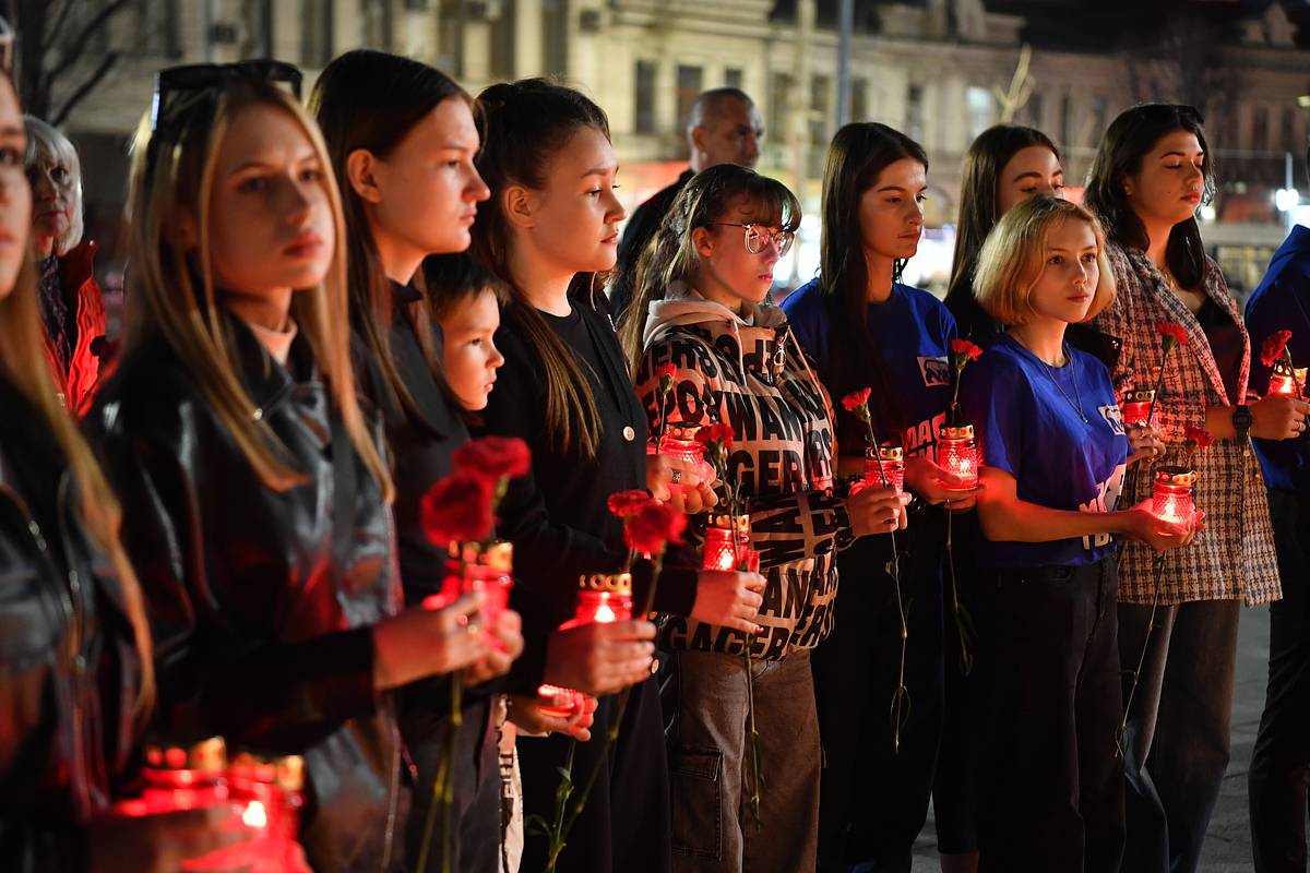 Люди начали собираться у мемориала у Крокус Сити Холла