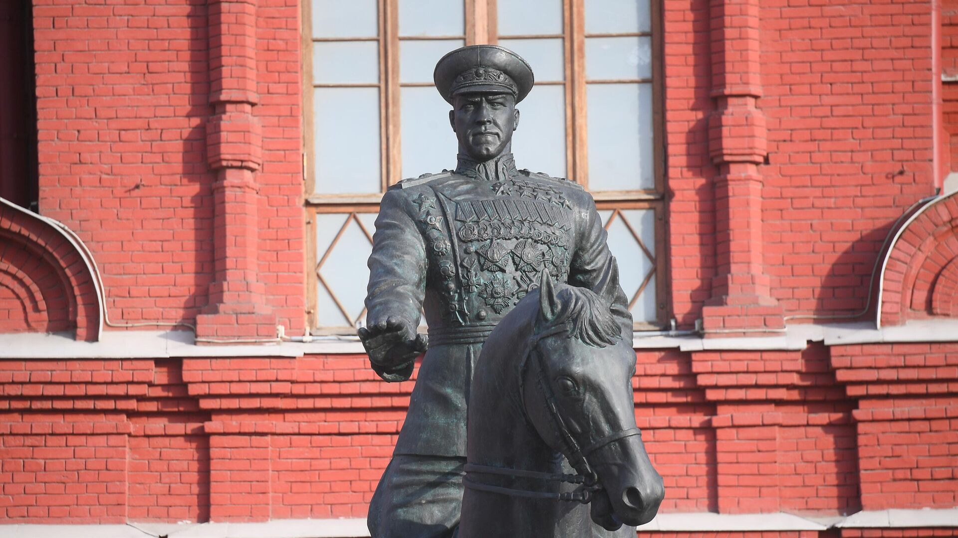 На памятнике Жукову в Москве снова написали ГУР