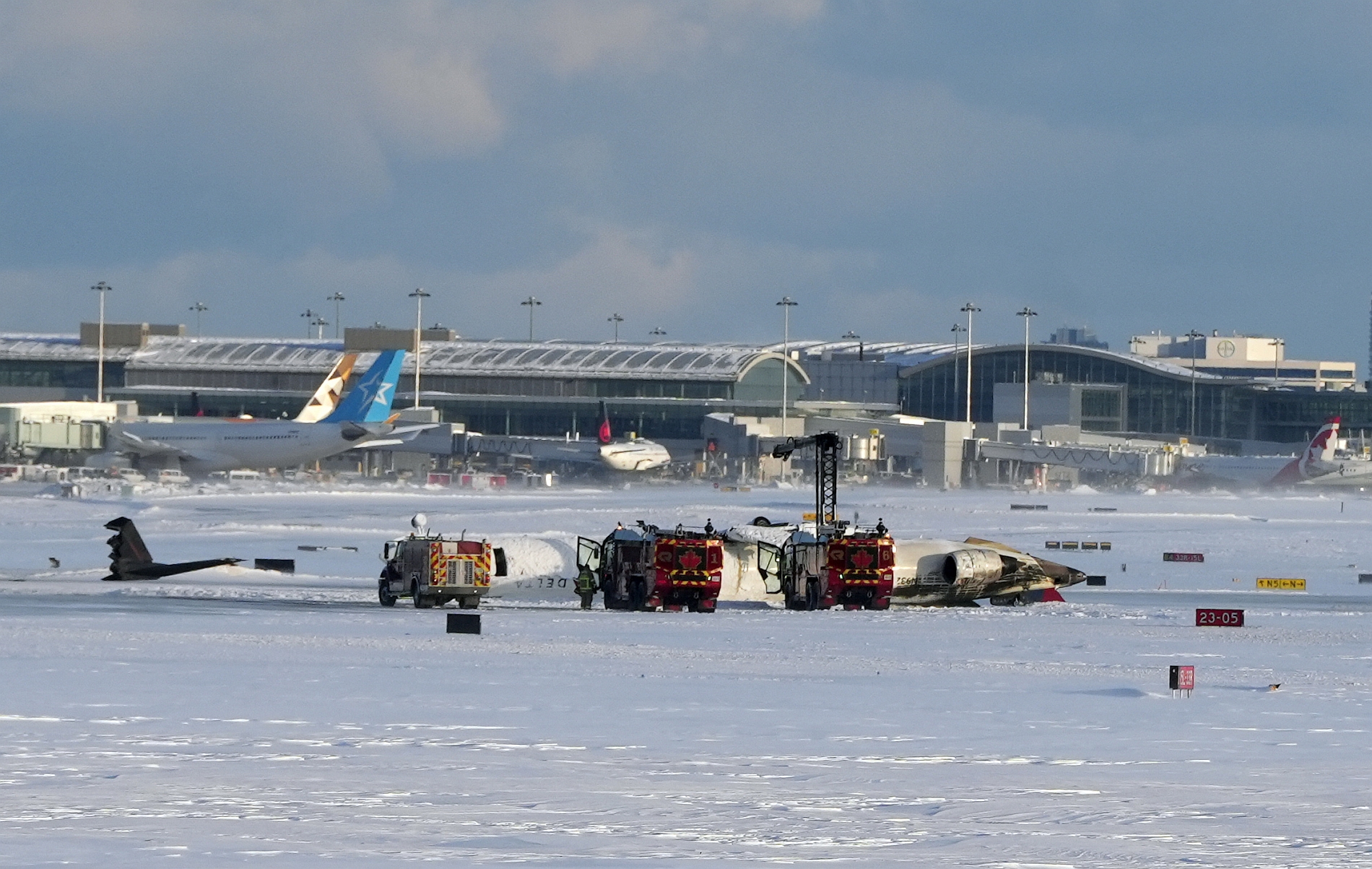 Появилось новое видео крушения самолета Bombardier CRJ900 в Торонто