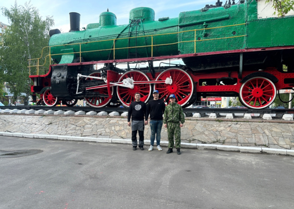 Пензенские активисты покрасили памятник Паровоз на Луначарского