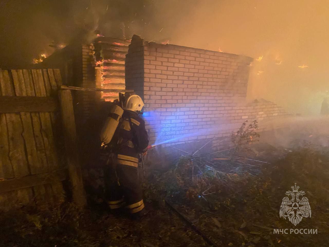 Два человека погибли на пожаре в селе Луначарское