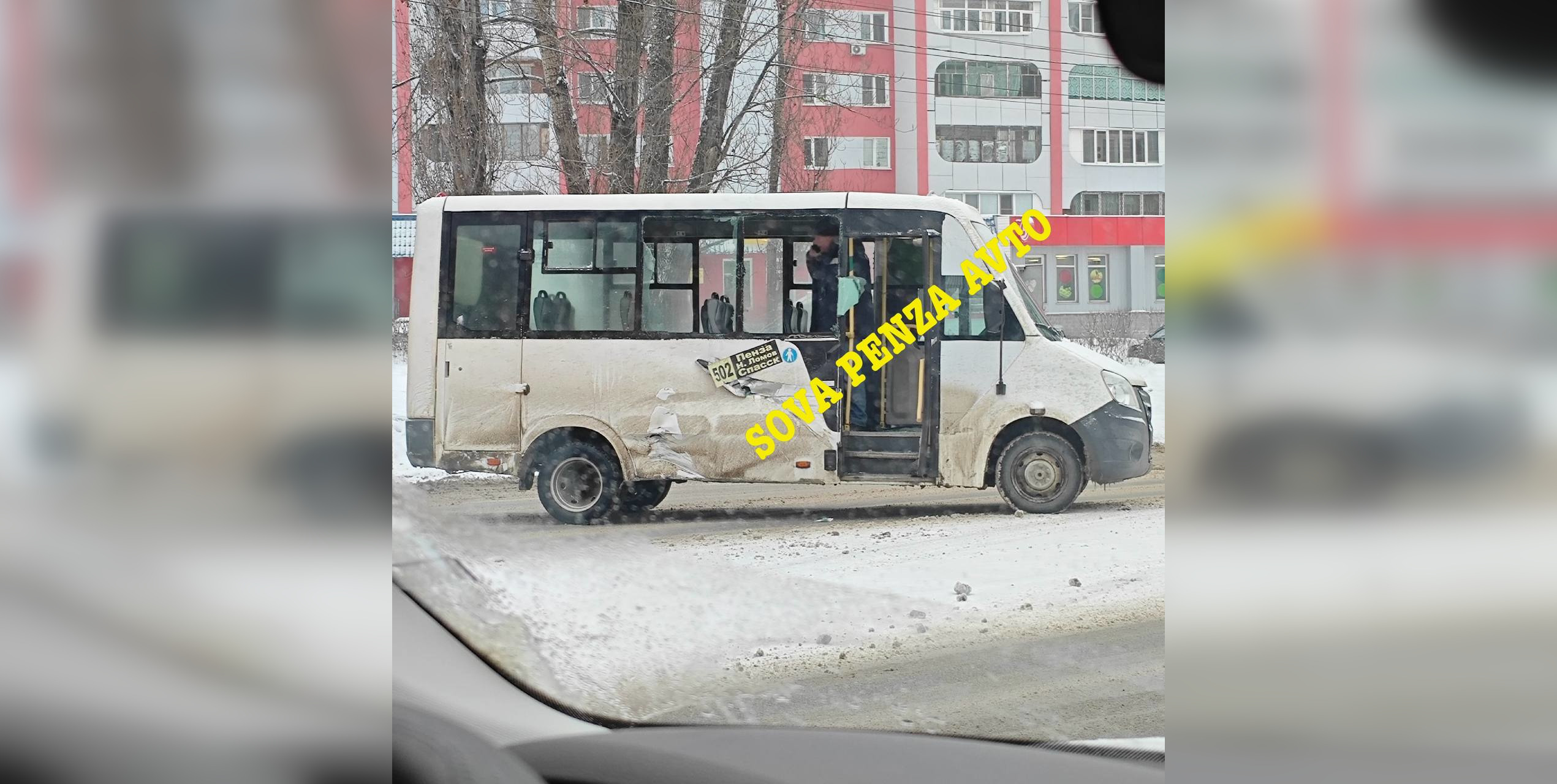 Утром маршрутка срезалась в снегоуборочную технику на Луначарского в Пензе