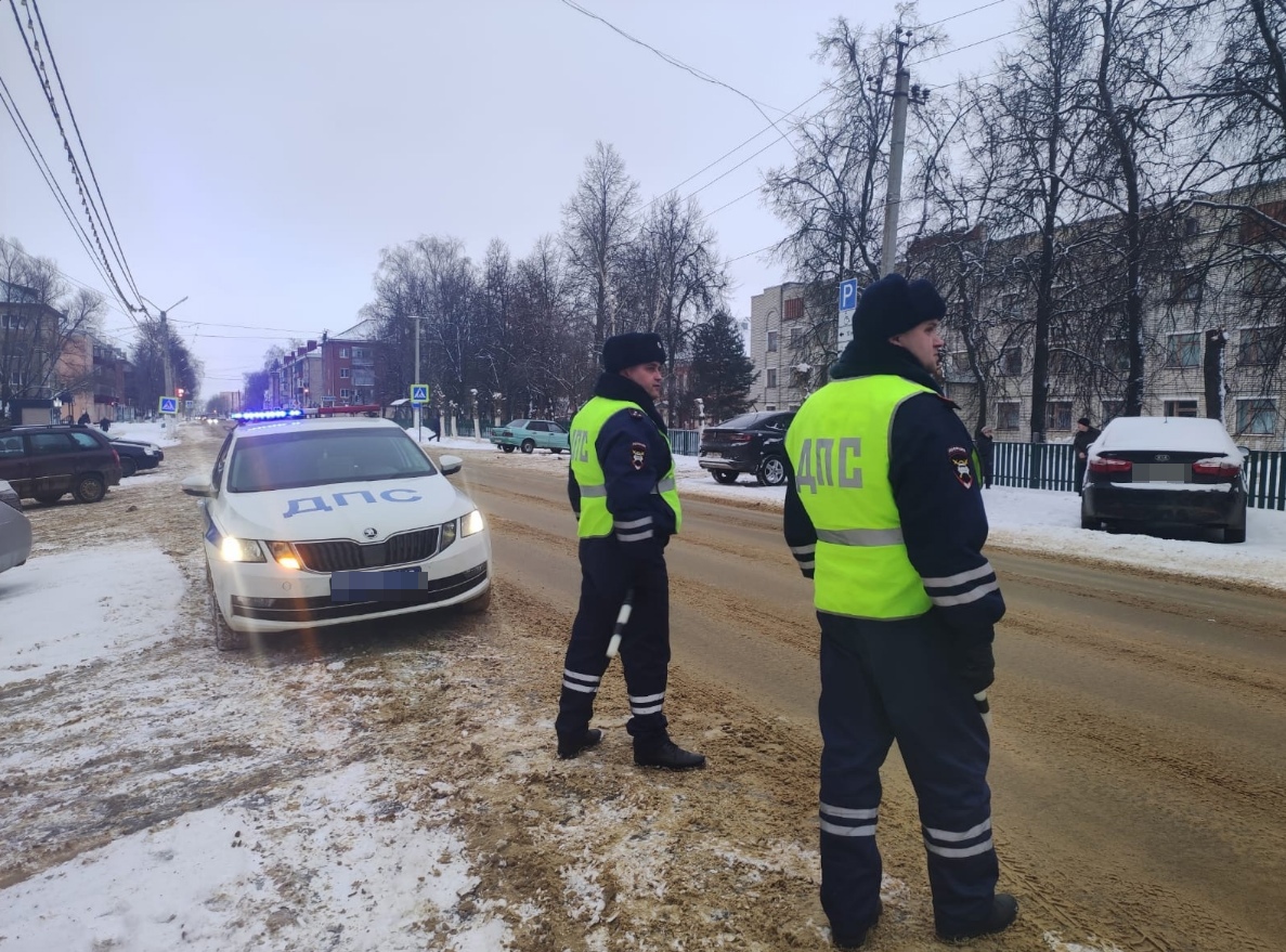 Автоинспекторы помогли застрявшему на трассе водителю