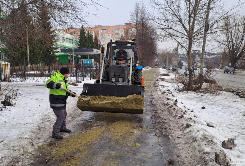 В Пензе сотрудники МБУ «Пензавтодор» продолжают противогололедную обработку дорог