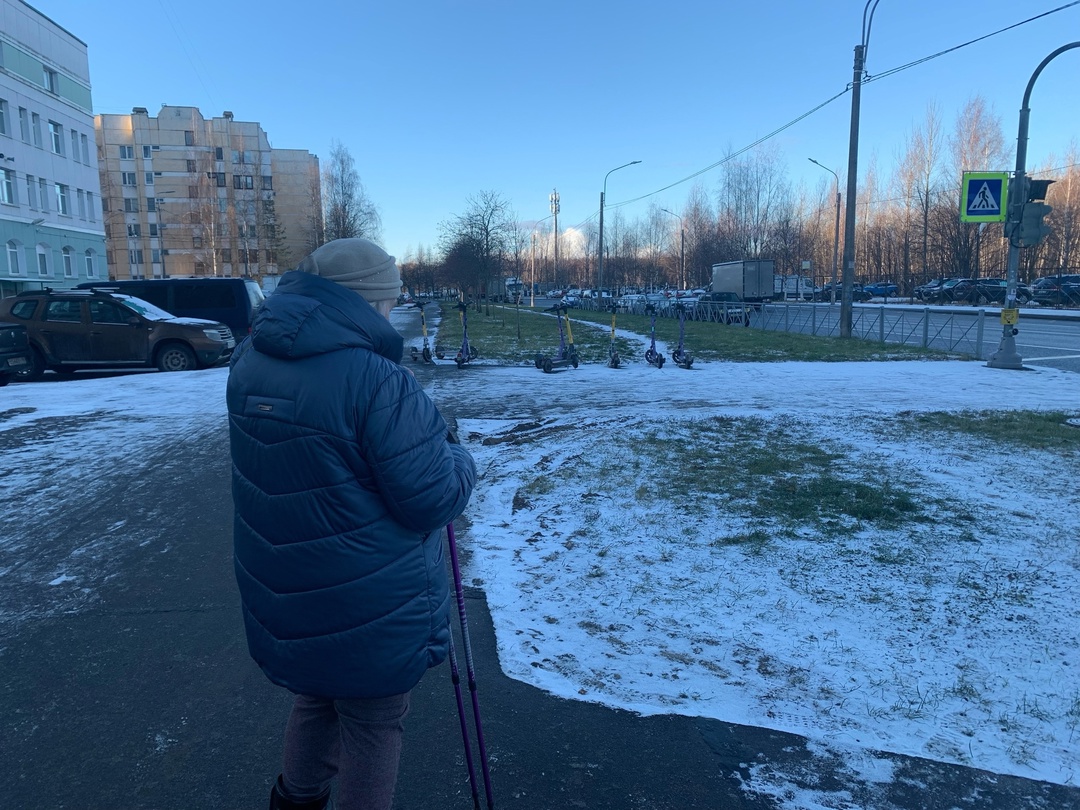 Чтобы в старости не рыться по помойкам, теперь россияне должны получать зарплату 230000 рублей