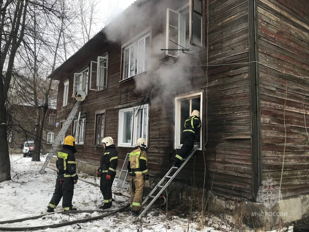 В Пензе загорелся двухэтажный деревянный дом