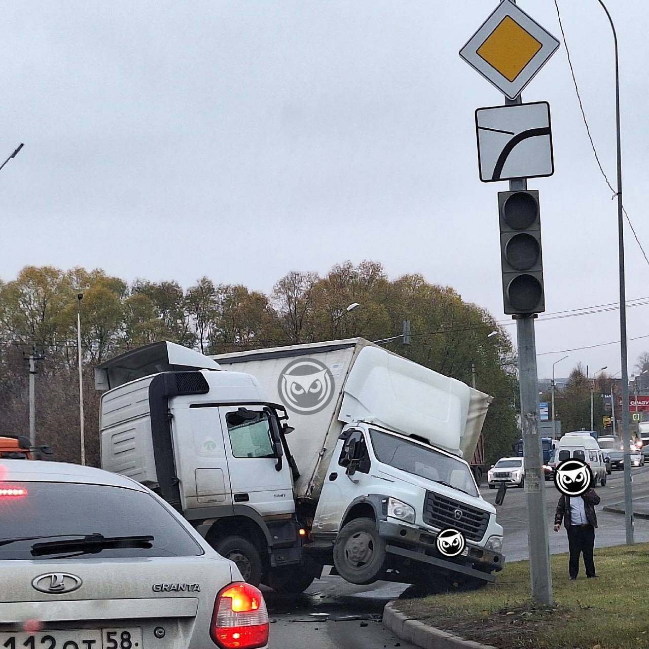 В Кривозерье Пензы тягач фуры протаранил грузовик