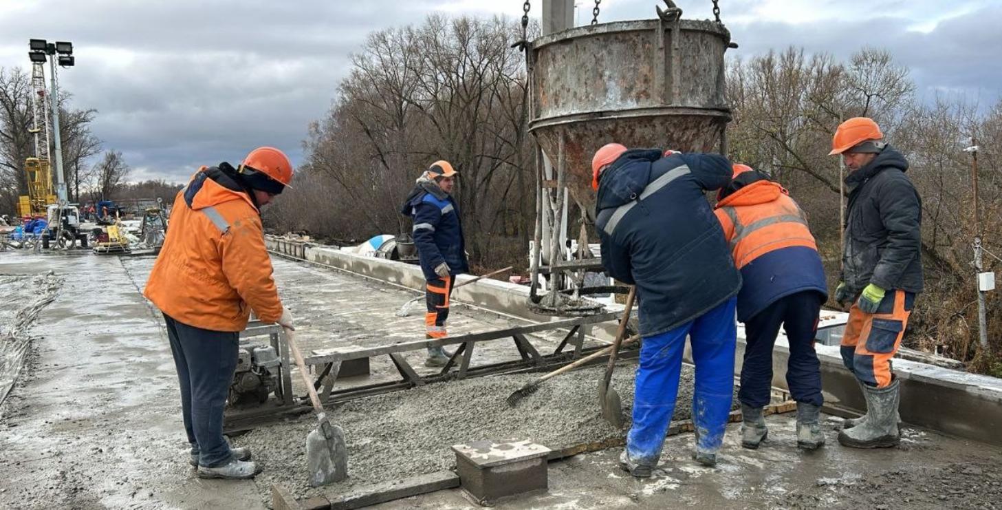 Специалисты возводят новый мост через реку Шукша