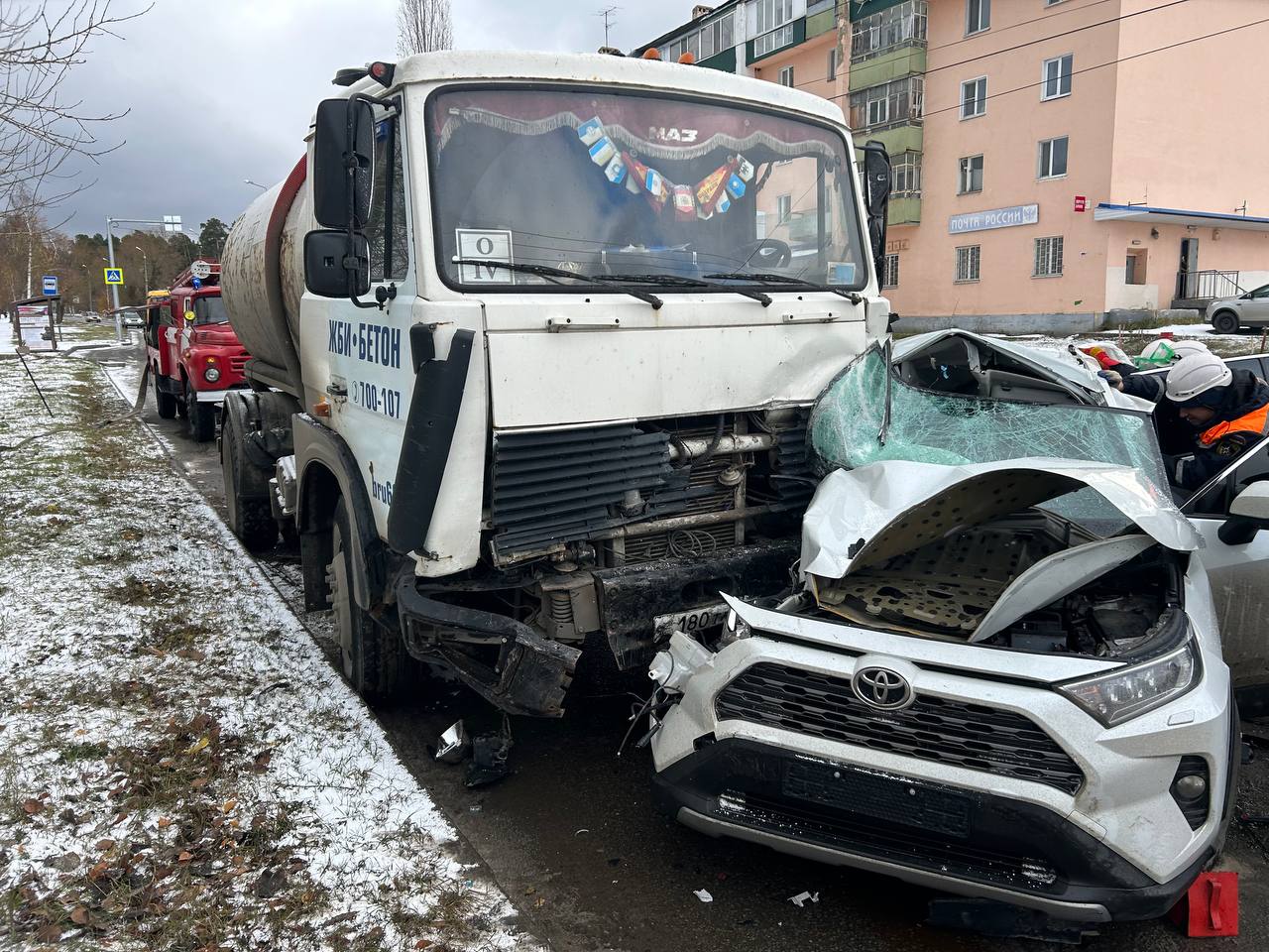 В аварии на Коннозаводской в Пензе спасатели вытащили двух пострадавших из авто