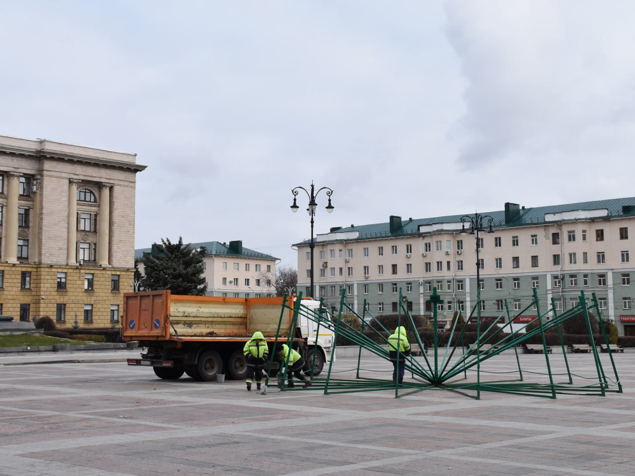 На площади Ленина начали устанавливать каркас новогодней елки