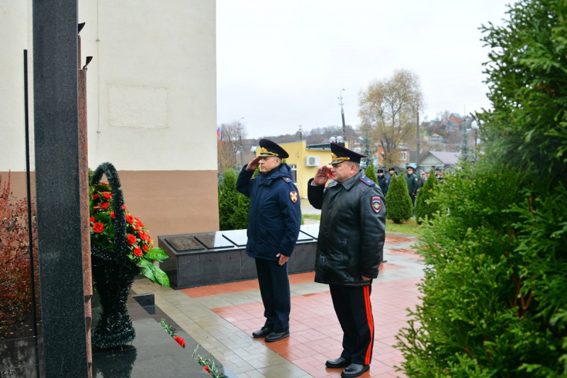 Пензенские полицейские почтили память погибших при исполнении служебного долга коллег