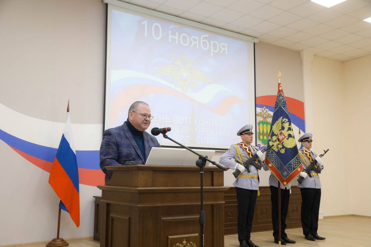 Олег Мельниченко наградил полицейских, ставших победителями профессионального конкурса