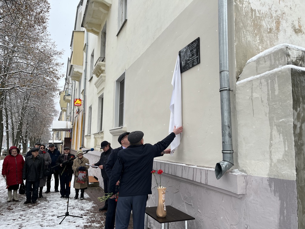 В Кузнецке установили мемориальную доску в честь Михаила Чистякова