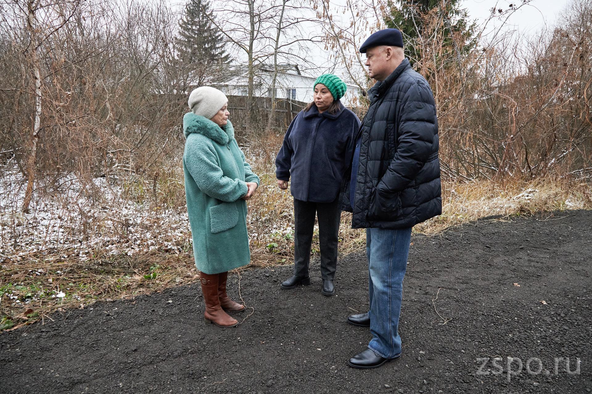 Дорогу к дому пензячки с ребенком-инвалидом засыпали асфальтовой крошкой