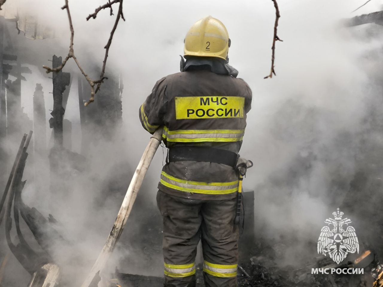 В Пензе на Ульяновской огнеборцы потушили полыхающий автобус