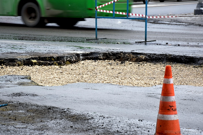 В Пензе на Суворова начали восстанавливать дорожное покрытие после аварии