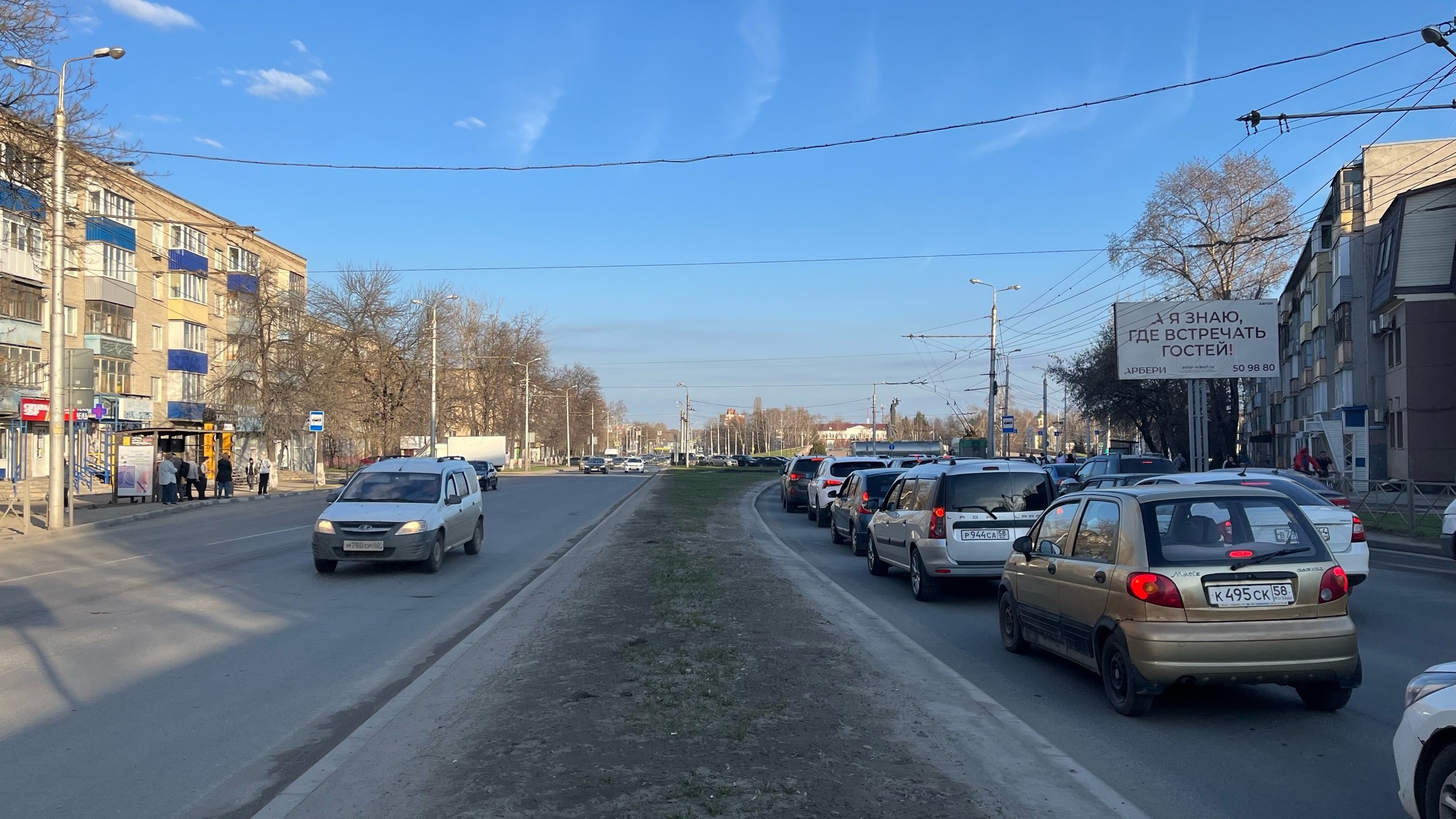 В Заречном на улице Комсомольской продолжают обновлять бордюры