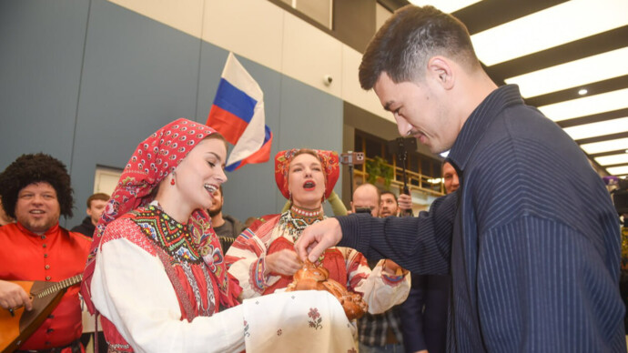 Абсолютного чемпиона мира по боксу Бивола встретили в Москве гимном и «Группой крови»