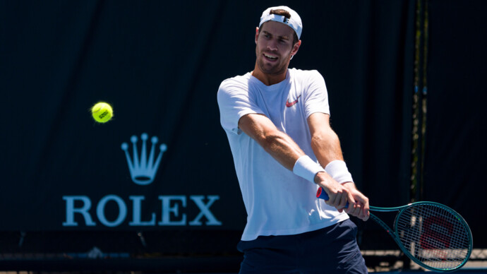 Хачанов вышел во второй круг Australian Open, Александрова выбыла в первом раунде