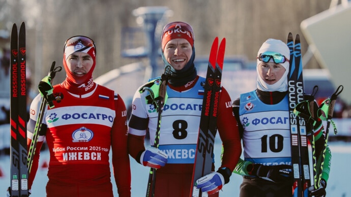 Александр Большунов одержал первую победу в сезоне, выиграв спринт на этапе Кубка России в Ижевске