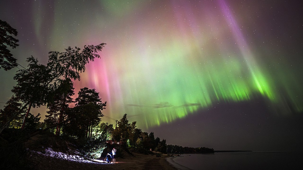 В небе над Россией вспыхнуло северное сияние. 10 фото