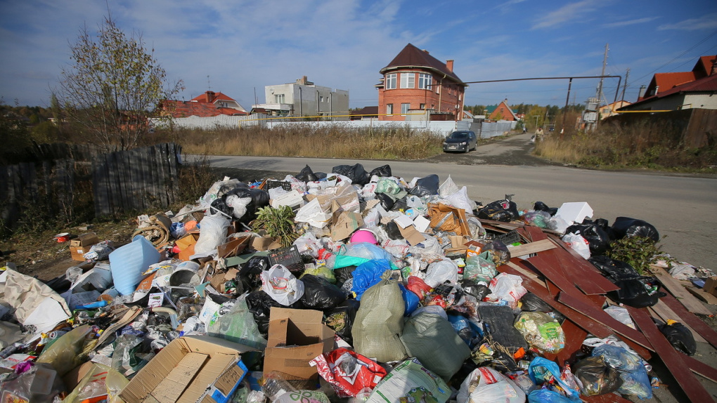 После мусорного коллапса в свердловских городах Экосервис лишили статуса регоператора