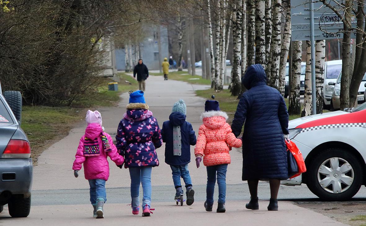 Доля малоимущих среди многодетных семей снизилась до трети