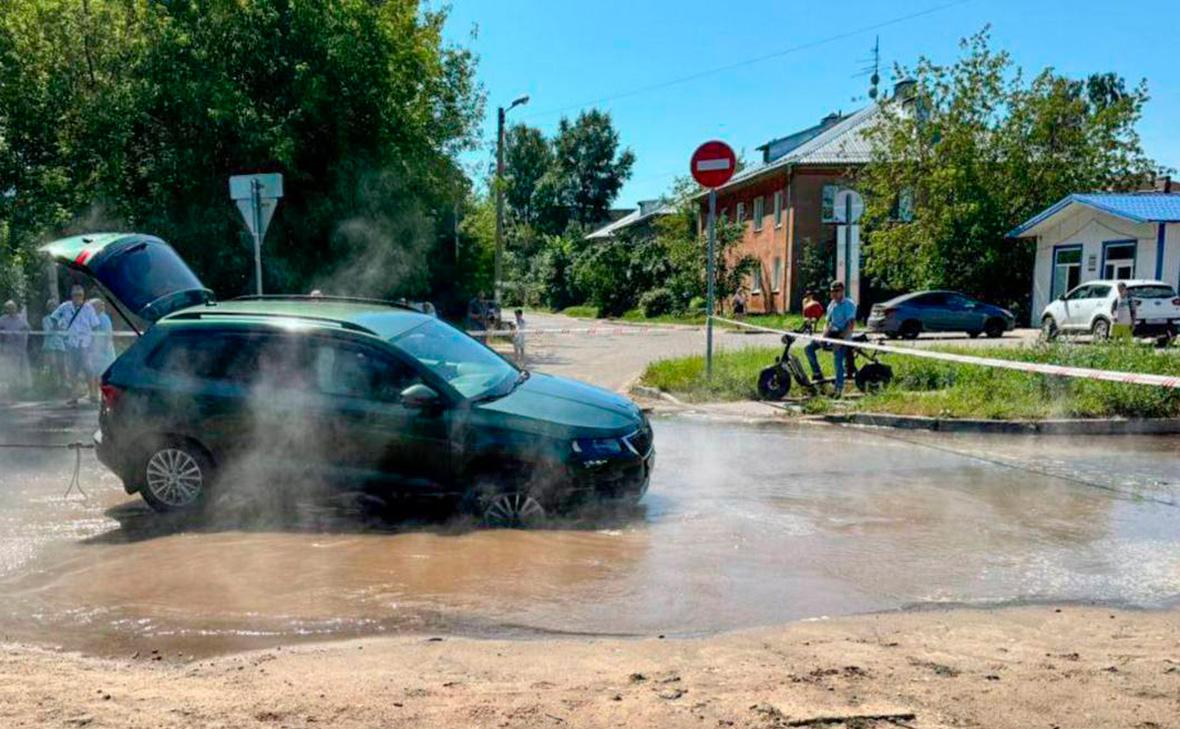 В Твери при прорыве трубы с кипятком пострадали два спасателя