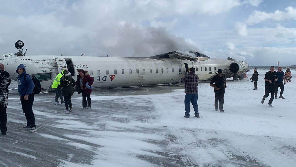 Самолет Delta Airlines перевернулся вверх дном аэропорту Торонто. Видео