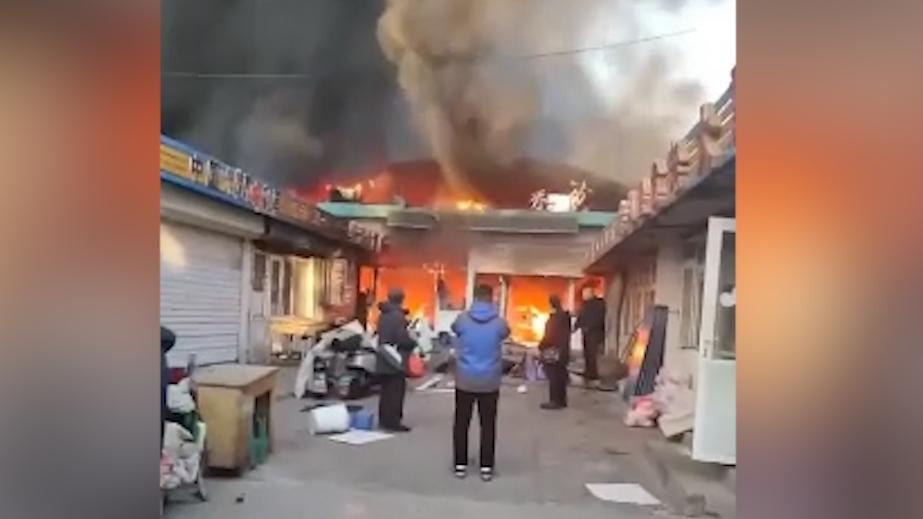 В Китае из-за пожара на рынке погибли восемь человек. Видео