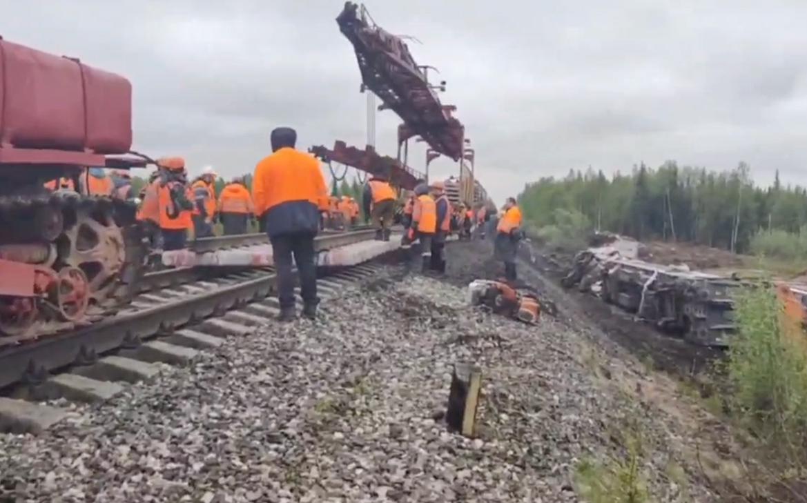 На месте схода вагонов в Коми начали укладку нового пути