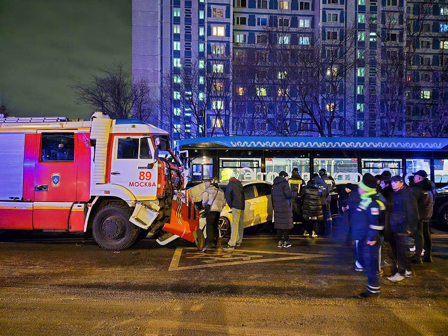 В больницу после массового ДТП в Москве попали 14 человек