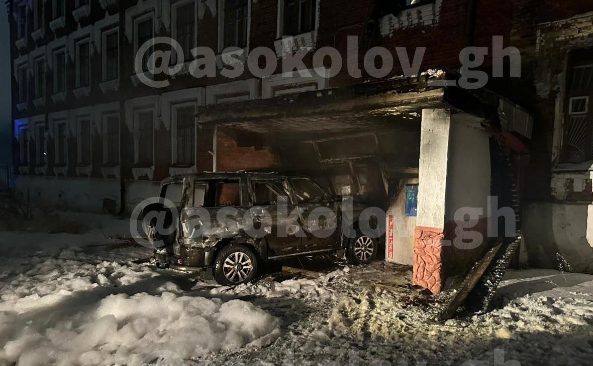 Мужчина врезался в военкомат в Гусе-Хрустальном и поджег машину