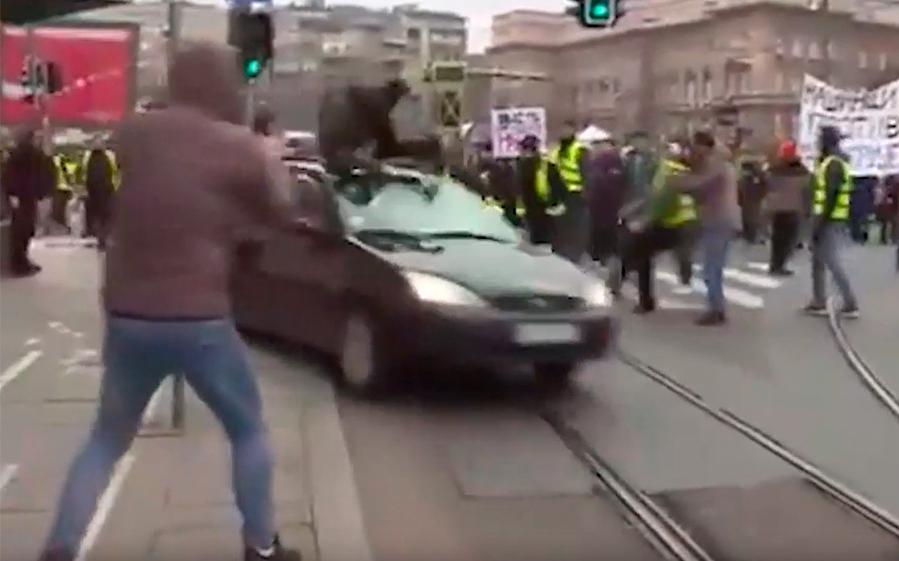 Автомобиль сбил участницу студенческого протеста в Белграде. Видео