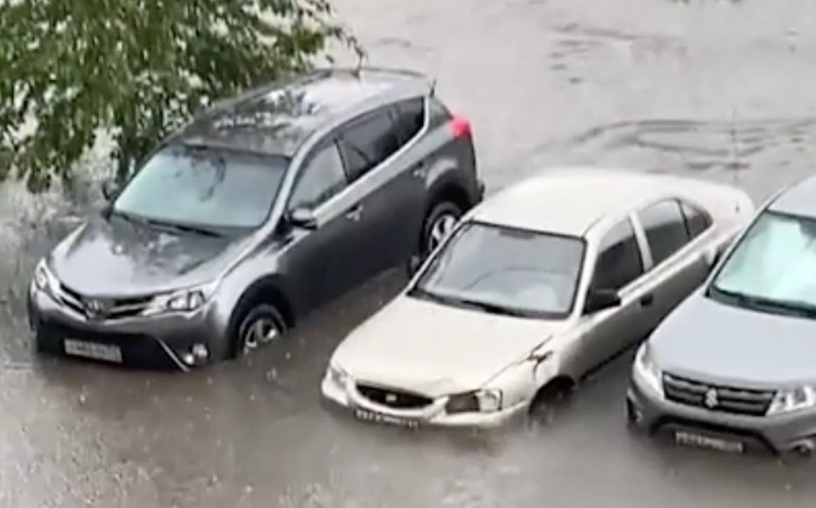 В Москве машины поплыли после сильного ливня. Видео