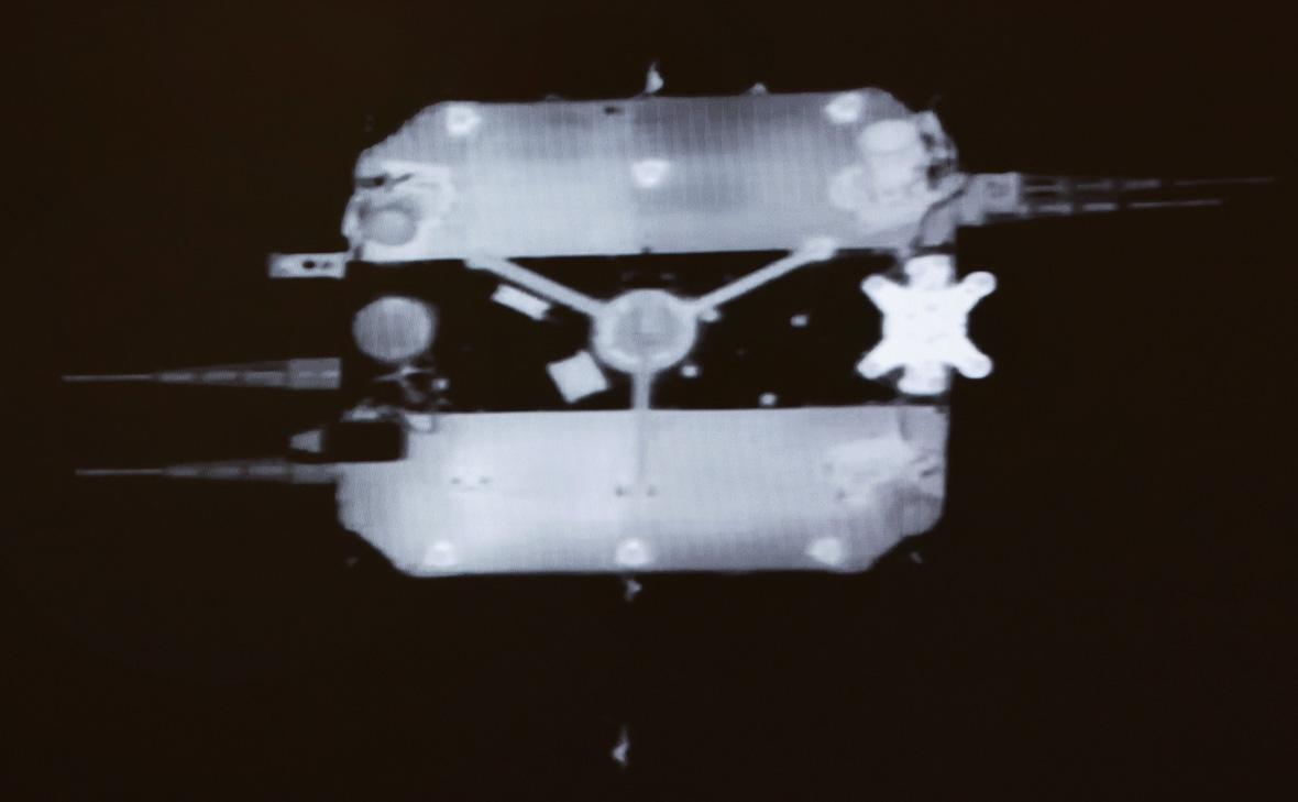 Зонд «Чанъэ-6» передал на космический корабль образцы лунного грунта
