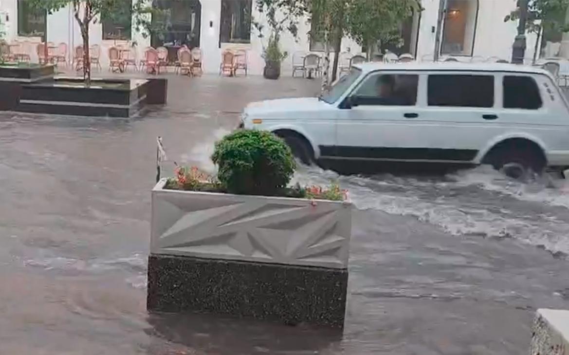 В Махачкале подтопило улицы после сильного ливня. Видео