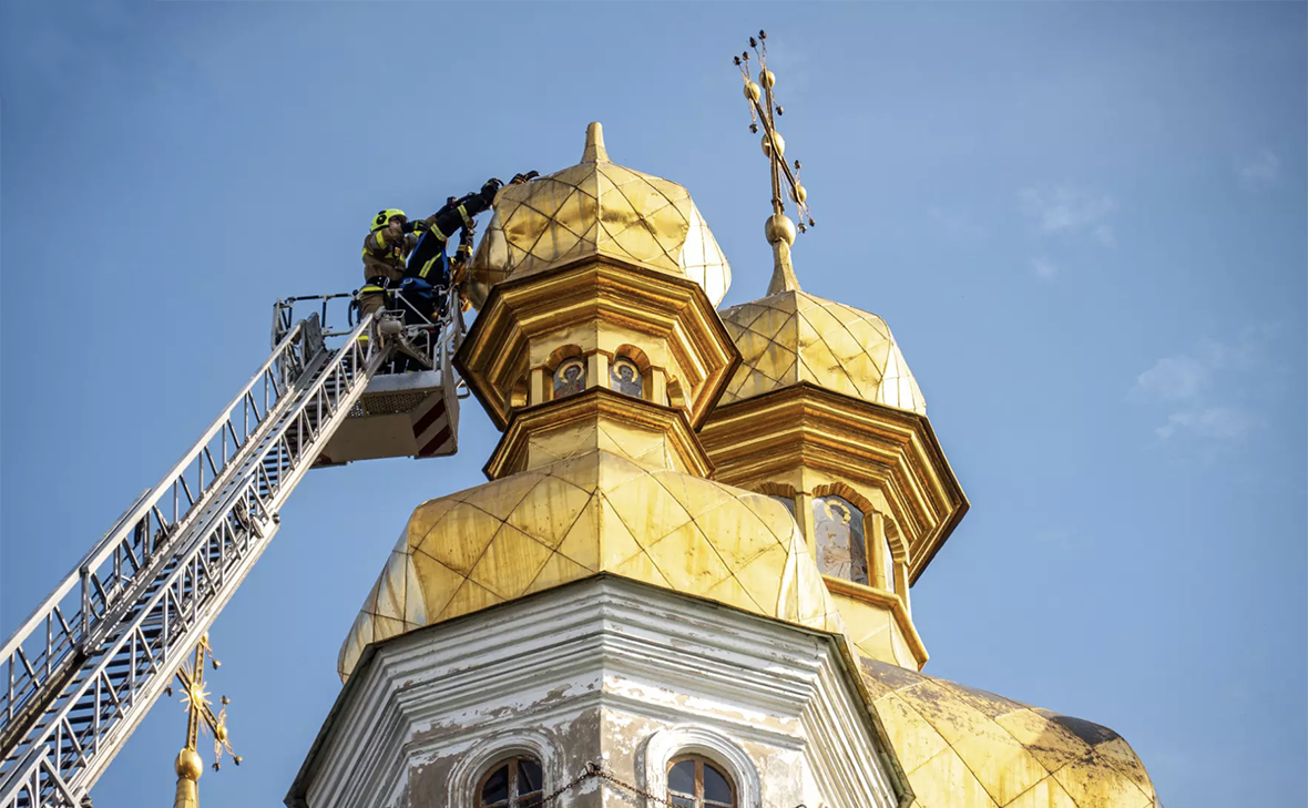 На башне храма в Киево-Печерской лавре завалился крест