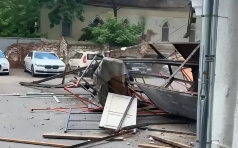 Шахта лифта рухнула во время ремонта в Москве