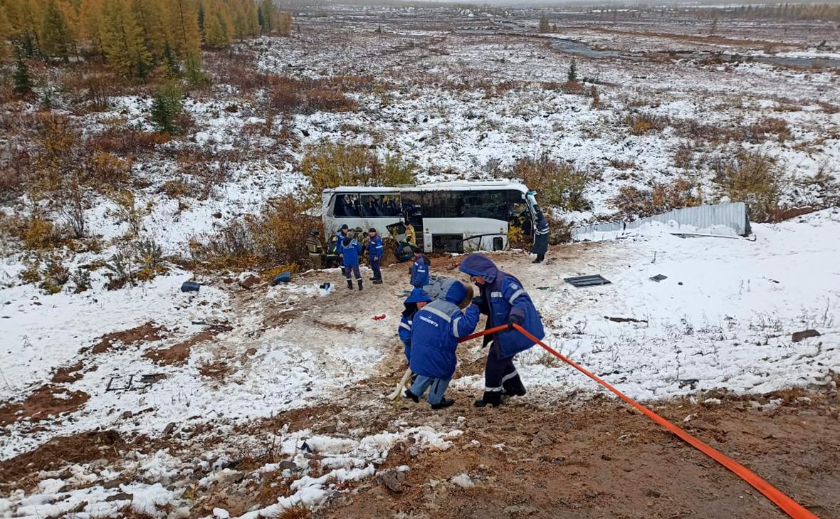 В перевернувшемся в Якутии автобусе пострадали 30 человек