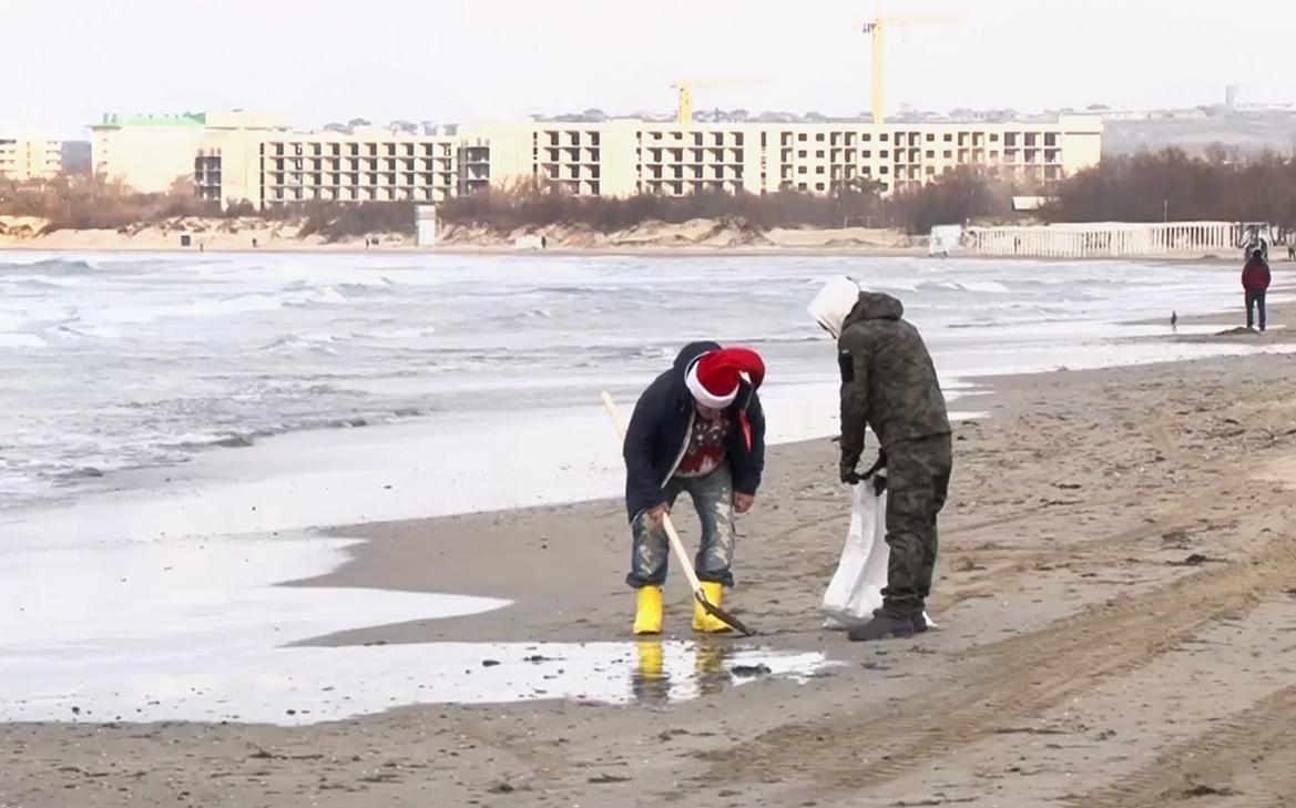 Как в Новый год очищали пляжи Кубани от выбросов мазута. Видео