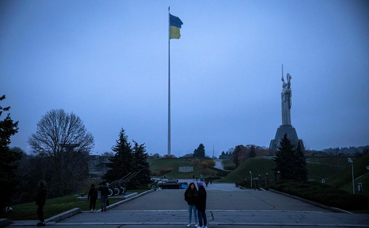 В Киеве сняли главный флаг Украины