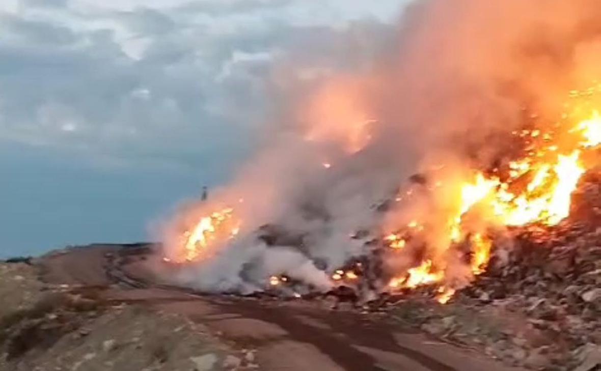 В Новороссийске загорелся мусорный полигон на площади 2 тыс. кв. м